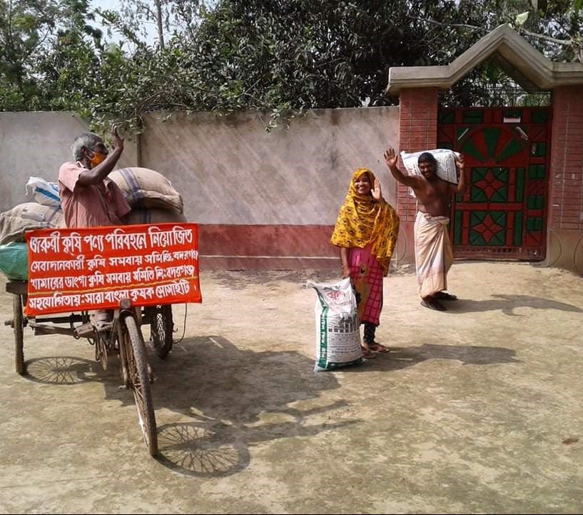 Single-person rickshaw vans transport the goods, and payments are made through mobile transfers.