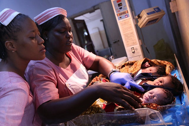 Registered nurses look after newborns at a maternity hospital in Freetown Sierra Leone. © Dominic Chavez/World Bank