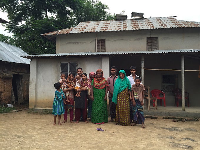 The family of Monji Mian, who benefits from solar energy. 
