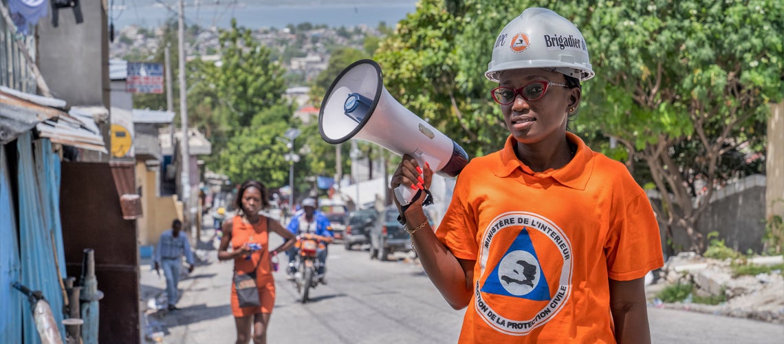 Esthelle Chapron est l'une des 3 000 volontaires formés qui évacuent les gens et sauvent des vies lorsque des catastrophes naturelles frappent Haïti. Photo prise à Solino, Port-au-Prince. © Vincent Theodore/Banque mondiale Esthelle Chapron est l'une des 3 000 volontaires formés qui évacuent les gens et sauvent des vies lorsque des catastrophes naturelles frappent Haïti. Photo prise à Solino, Port-au-Prince. © Vincent Theodore/Banque mondiale