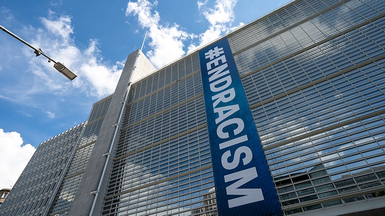 Bannière #EndRacism sur la façade du siège du Groupe de la Banque mondiale à Washington, DC. Photo : © Banque mondiale