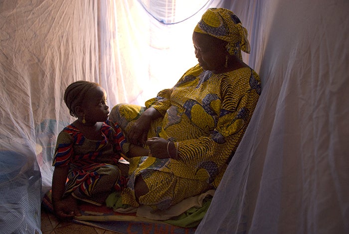 الناموسيات تحمي الأسرة في نيجيريا. آرني هويل/البنك الدولي