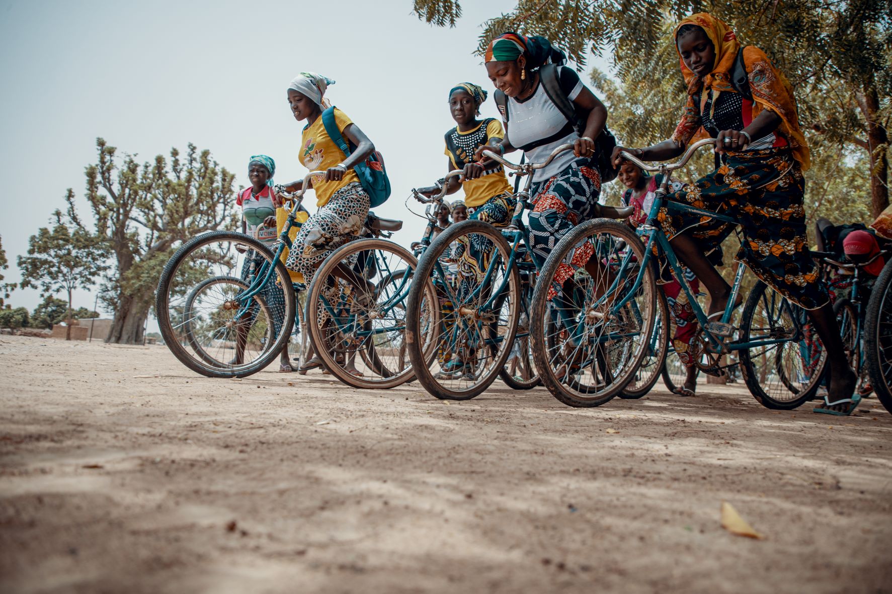 Jeunes filles utilisant le nouveau vélo qu'elles ont reçu du projet pour l'autonomisation des filles et des femmes au Sahel (SWEDD). Jeunes filles utilisant le nouveau vélo qu'elles ont reçu du projet pour l'autonomisation des filles et des femmes au Sahel (SWEDD).
