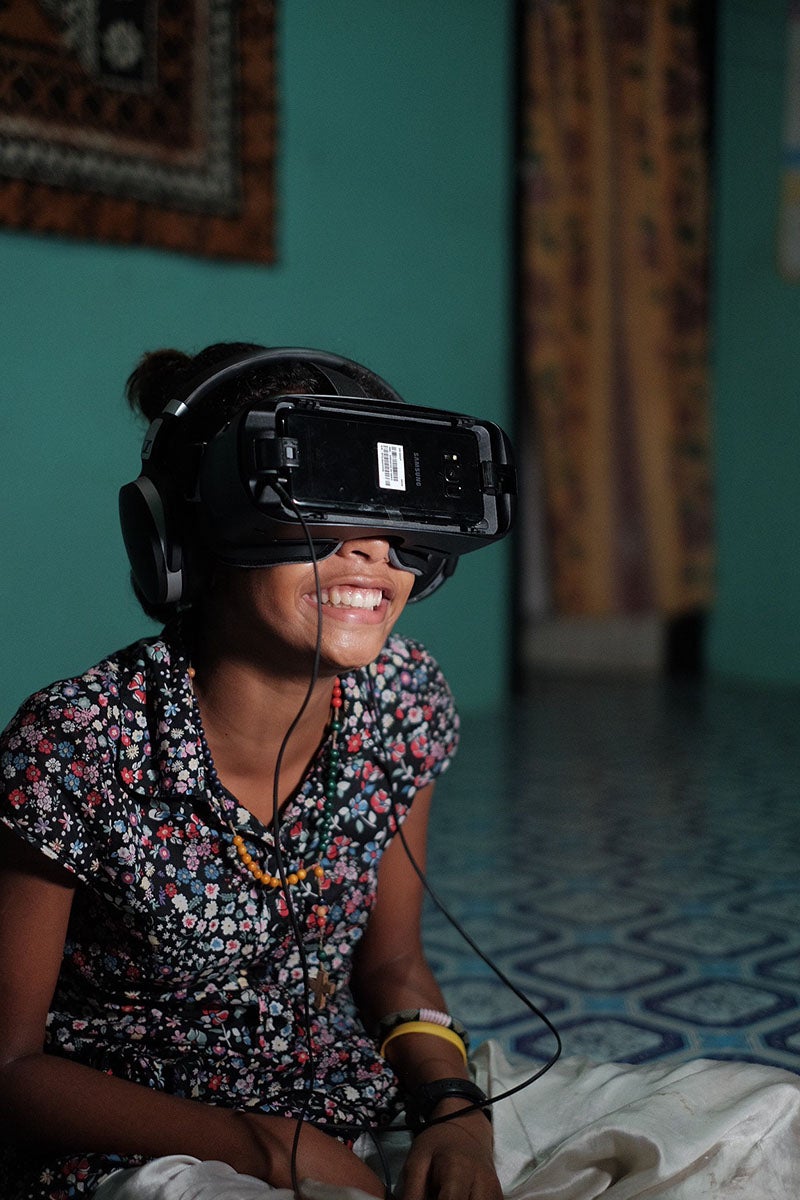 La estrella del filme Nuestro hogar, nuestra gente , Catalina de 12 años, mira por primera vez su testimonio usando unas gafas de realidad virtual. © Tom Perry/Banco Mundial.