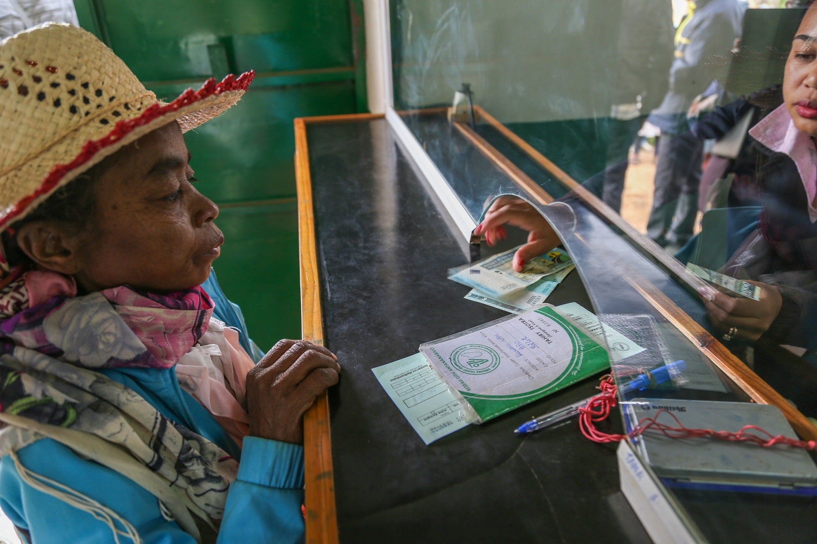 Cuando se inició la pandemia de COVID-19, los países de la AIF ya se encontraban altamente endeudados. Dado que se prevé que sus necesidades de financiamiento serán superiores al promedio a fines de 2021, estos países se enfrentan a algunas decisiones muy difíciles. Fotografía: © Mohammad Al-Arief/Banco Mundial. Cuando se inició la pandemia de COVID-19, los países de la AIF ya se encontraban altamente endeudados. Dado que se prevé que sus necesidades de financiamiento serán superiores al promedio a fines de 2021, estos países se enfrentan a algunas decisiones muy difíciles. Fotografía: © Mohammad Al-Arief/Banco Mundial.