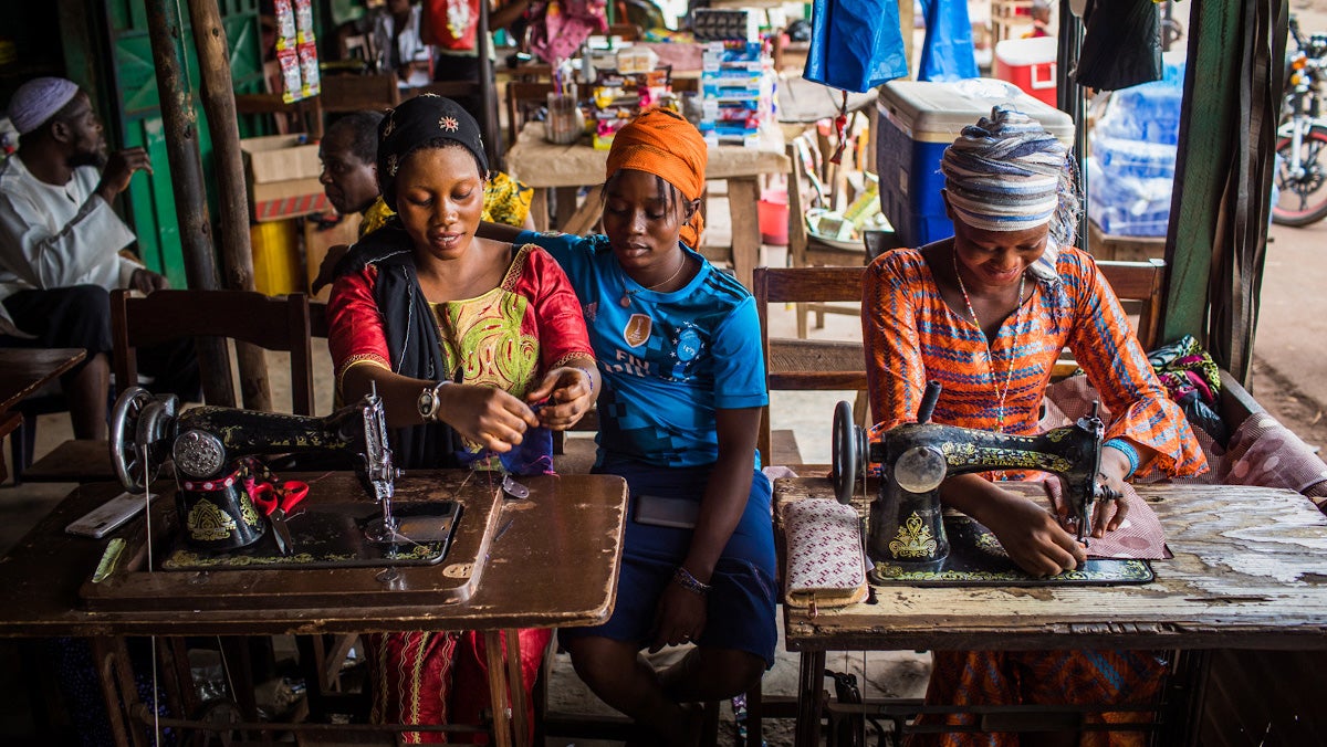 Young women work at sewing clothes in Boké, Guinea. © Vincent Tremeau /World Bank 20180510-guinea-tremeau-028