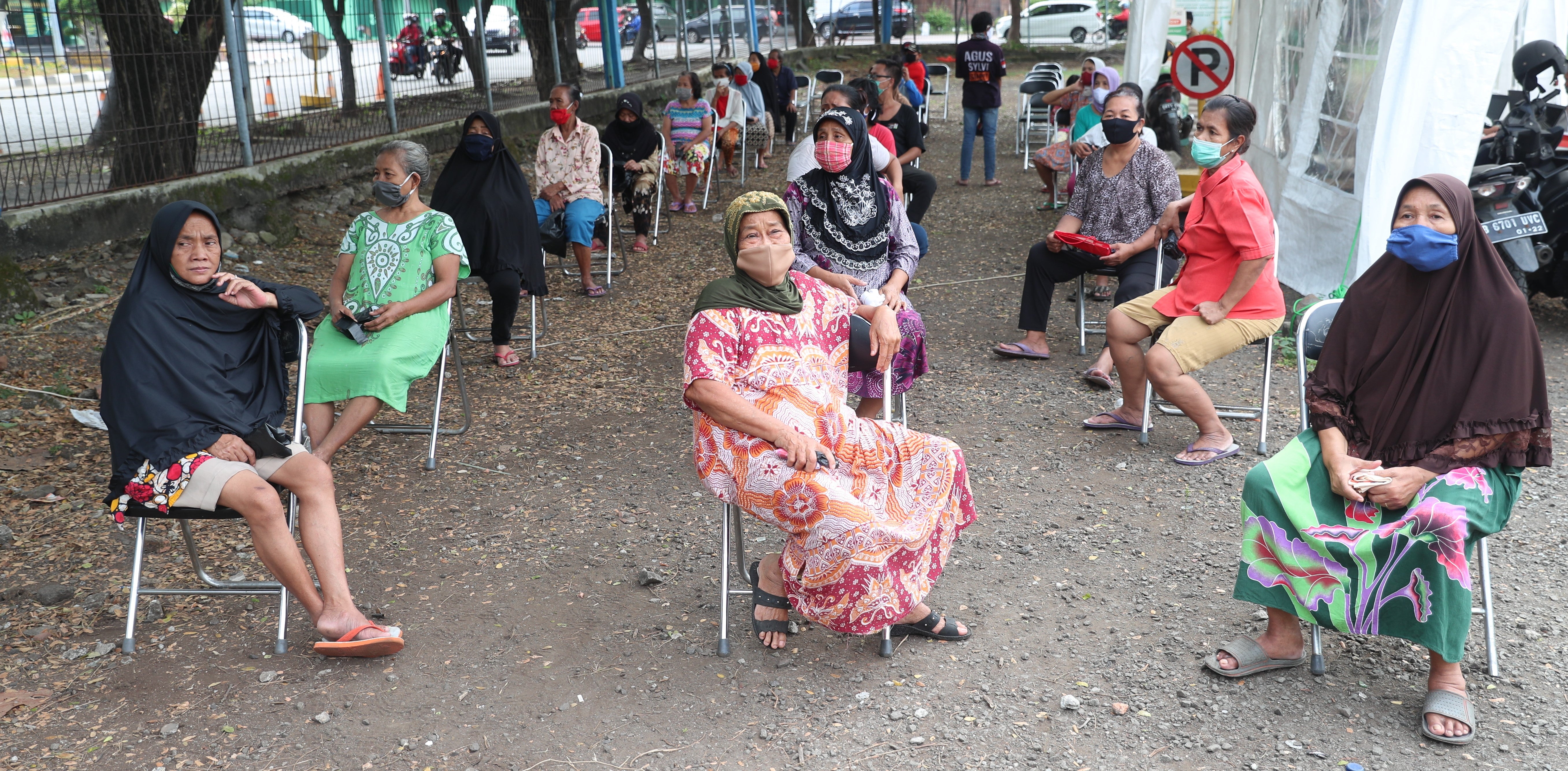 En Indonésie, des personnes pratiquent la distanciation physique lors de la réception de l?aide sociale. Photo : Achmad/Banque mondiale En Indonésie, des personnes pratiquent la distanciation physique lors de la réception de l?aide sociale. Photo : Achmad/Banque mondiale