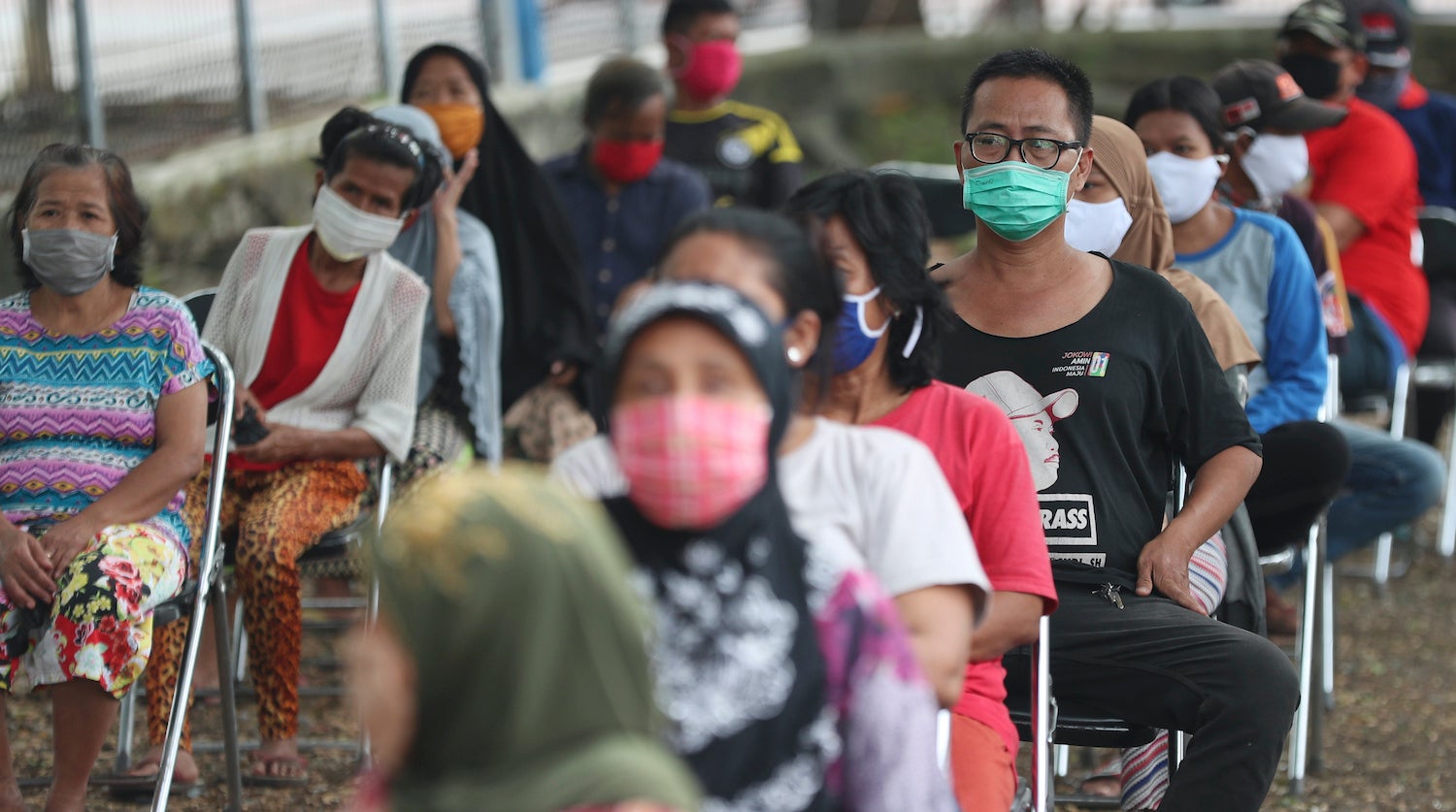 Un groupe de personnes pratiquent la distanciation sociale en attendant des dons de nourriture à Jakarta, en Indonésie. Photo : © Banque mondiale Un groupe de personnes pratiquent la distanciation sociale en attendant des dons de nourriture à Jakarta, en Indonésie. Photo : © Banque mondiale