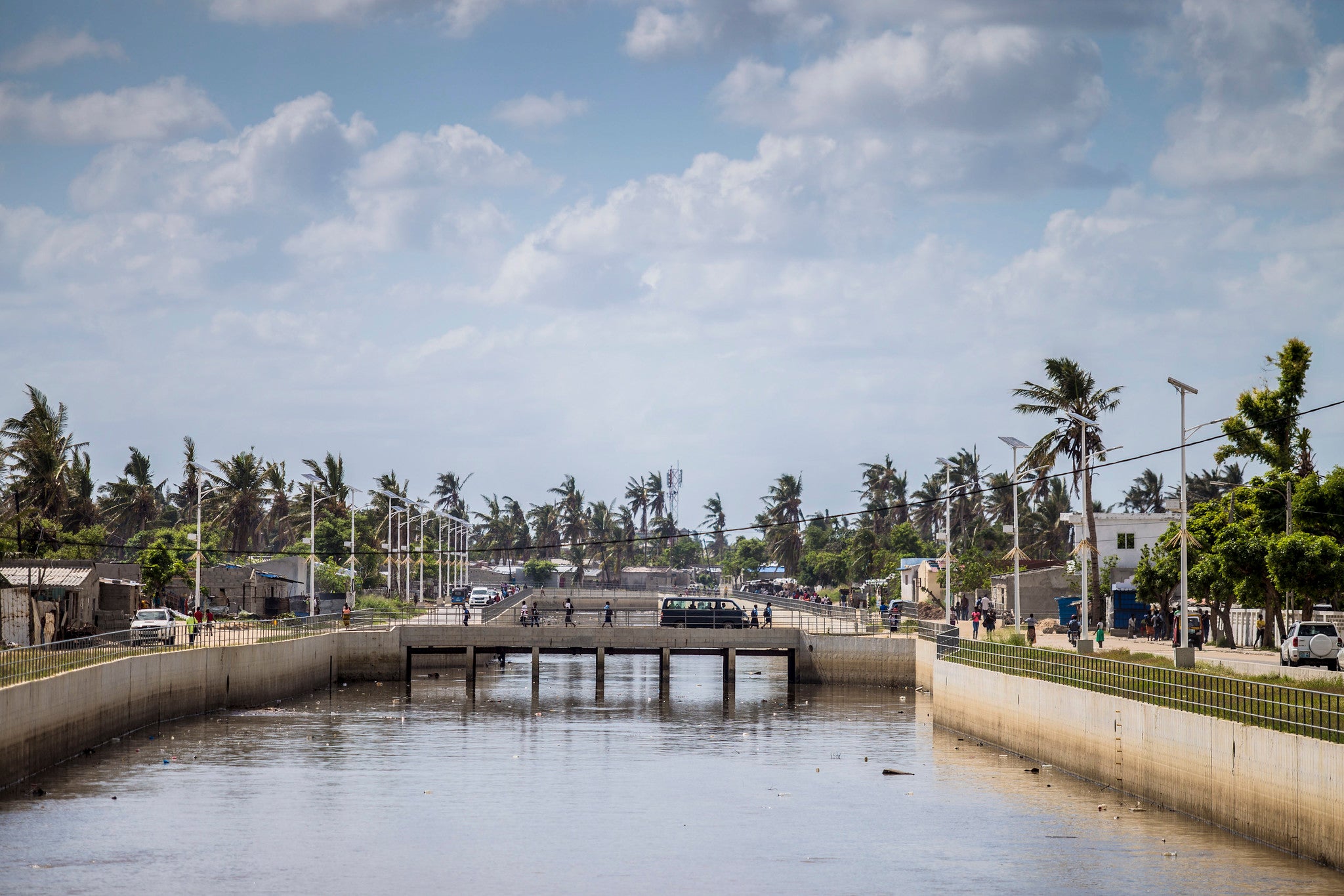 Dans la ville de Beira au Mozambique, le projet Villes et changement climatique financé par l'IDA a permis la réhabilitation/construction de 11 km de canaux de drainage, l'installation de stations de contrôle des inondations et la construction d'un grand bassin de rétention. Ces efforts ont contribué à réduire le risque d'inondation dans la ville, comme on a pu le constater lors du passage du cyclone Idai. Photo : © Sarah Farhat/Banque mondiale
