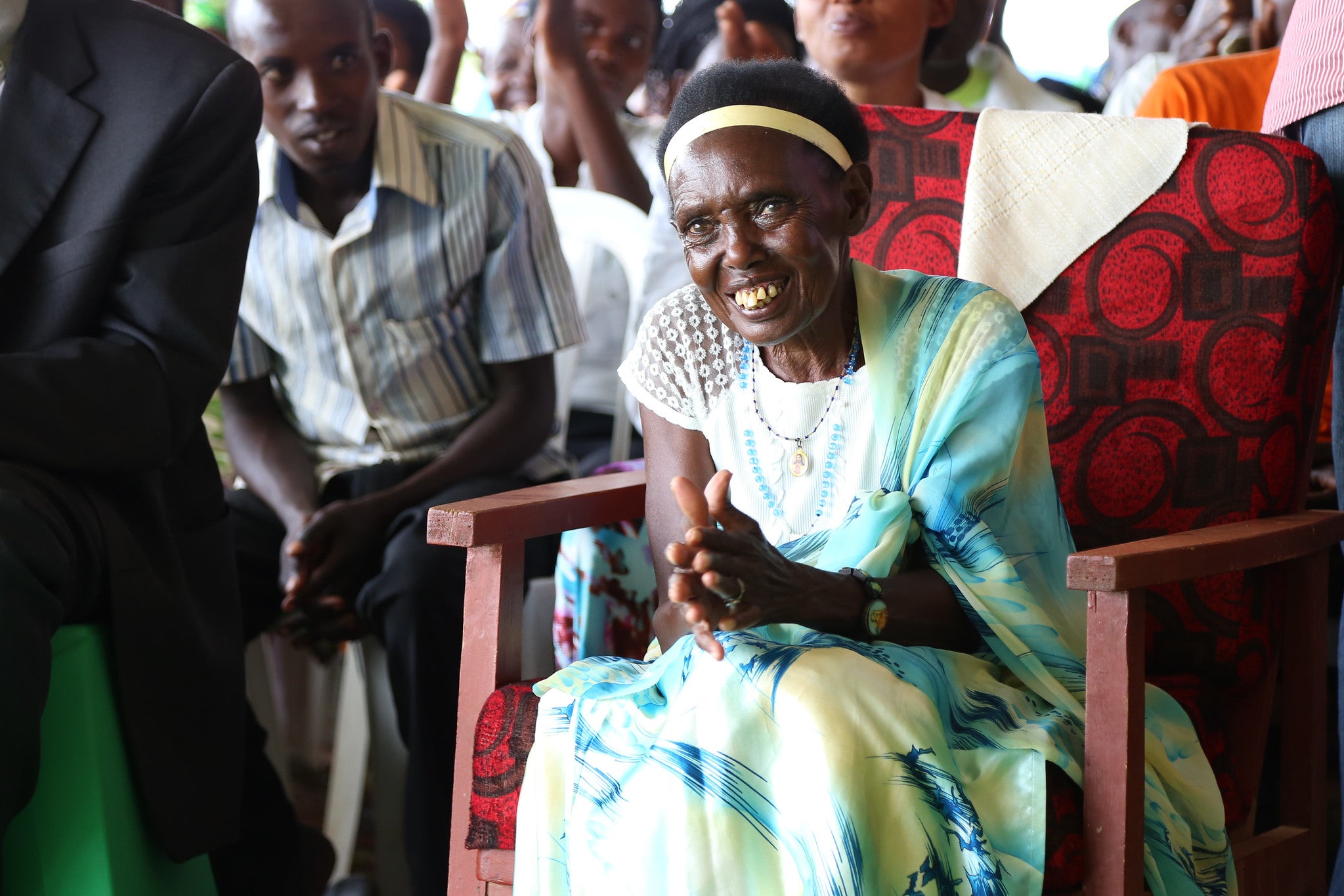 Bénéficiaire du programme Vision 2020 Umurenge du Rwanda (VUP), Susanne Nyiramahungura, 72 ans, a expliqué aux équipes de la Banque mondiale que ce programme lui avait donné une seconde chance dans la vie. Handicapée de naissance, Susanne remercie Dieu et le VUP de lui avoir permis de mettre de l'argent de côté et de vivre mieux. Photo : © Sarah Farhat/Banque mondiale Bénéficiaire du programme Vision 2020 Umurenge du Rwanda (VUP), Susanne Nyiramahungura, 72 ans, a expliqué aux équipes de la Banque mondiale que ce programme lui avait donné une seconde chance dans la vie. Handicapée de naissance, Susanne remercie Dieu et le VUP de lui avoir permis de mettre de l'argent de côté et de vivre mieux. Photo : © Sarah Farhat/Banque mondiale