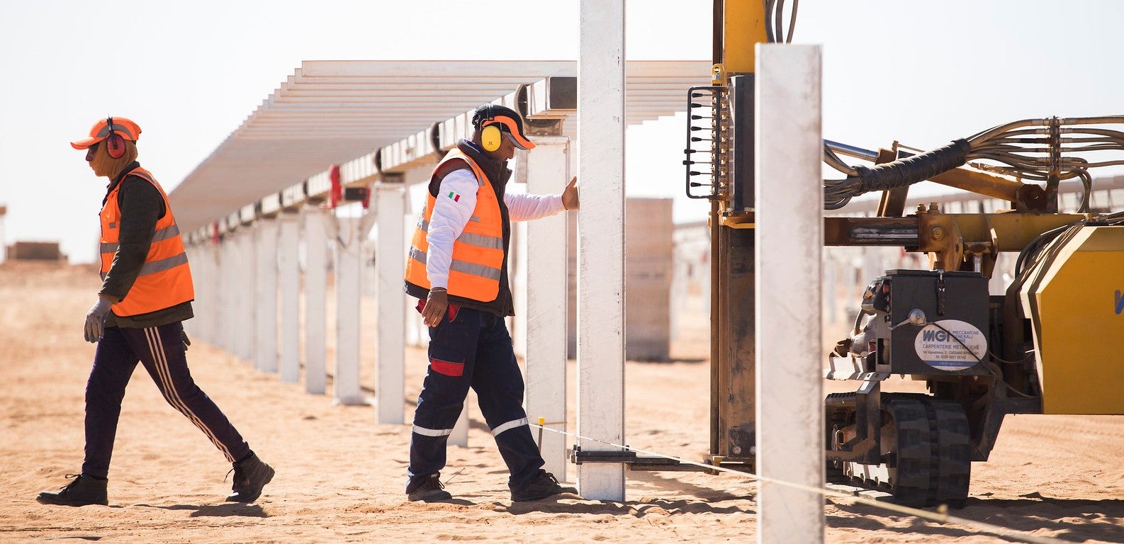 Égypte : des ouvriers installent des poteaux en métal dans un parc solaire. Photo : © Dominic Chavez/IFC Égypte : des ouvriers installent des poteaux en métal dans un parc solaire. Photo : © Dominic Chavez/IFC