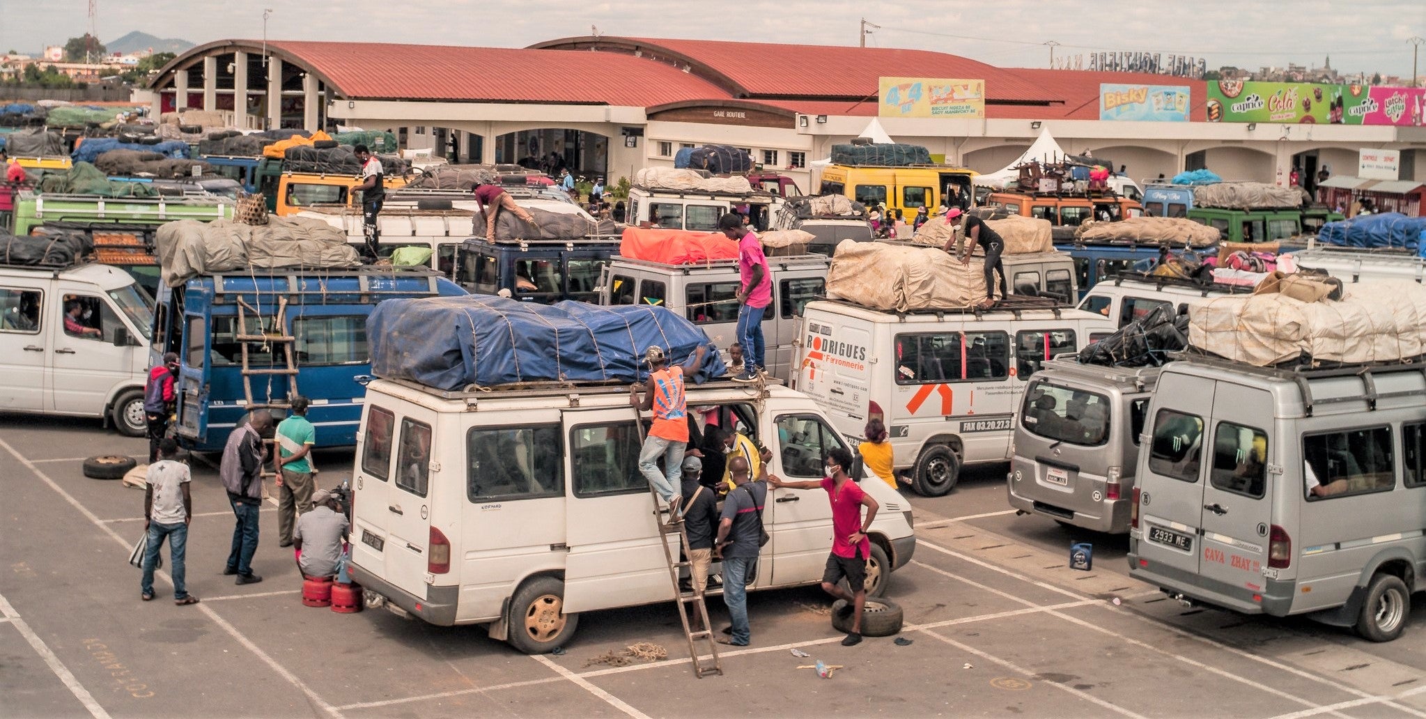 À la gare routière d?Antananarivo, la capitale de Madagascar, ces travailleurs repartent chez eux faute d?avoir pu trouver de quoi faire vivre leur famille à cause d?un confinement prolongé. Alors que les pays les plus pauvres du monde cherchent à relancer leur croissance et redonner du travail à un maximum de personnes, l?adoption d?une stratégie visant à « reconstruire en mieux » se justifie pleinement. (Photo : Henitsoa Rafalia / Banque mondiale) À la gare routière d?Antananarivo, la capitale de Madagascar, ces travailleurs repartent chez eux faute d?avoir pu trouver de quoi faire vivre leur famille à cause d?un confinement prolongé. Alors que les pays les plus pauvres du monde cherchent à relancer leur croissance et redonner du travail à un maximum de personnes, l?adoption d?une stratégie visant à « reconstruire en mieux » se justifie pleinement. (Photo : Henitsoa Rafalia / Banque mondiale)