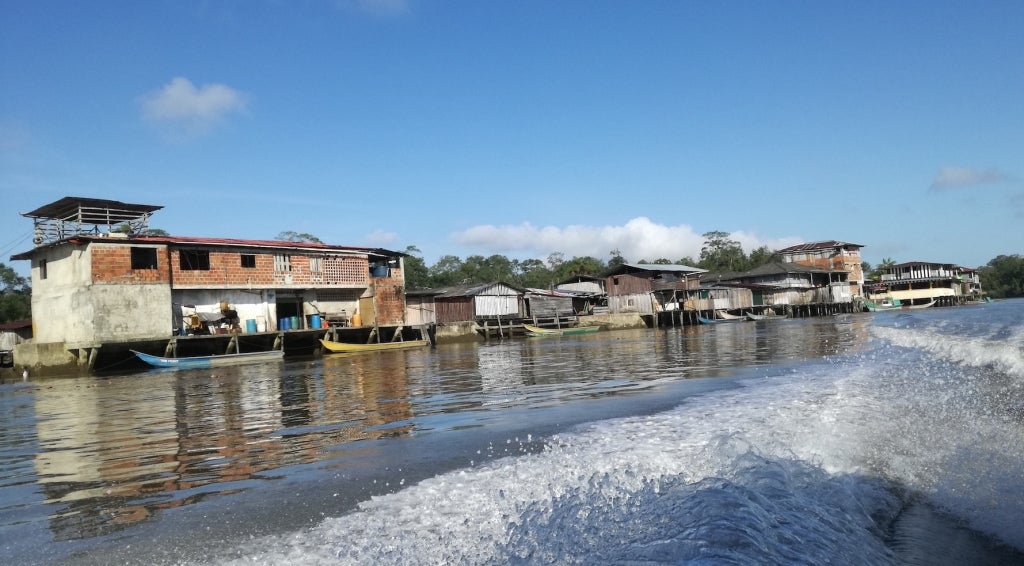 Navegación en las vías fluviales del Pacífico.