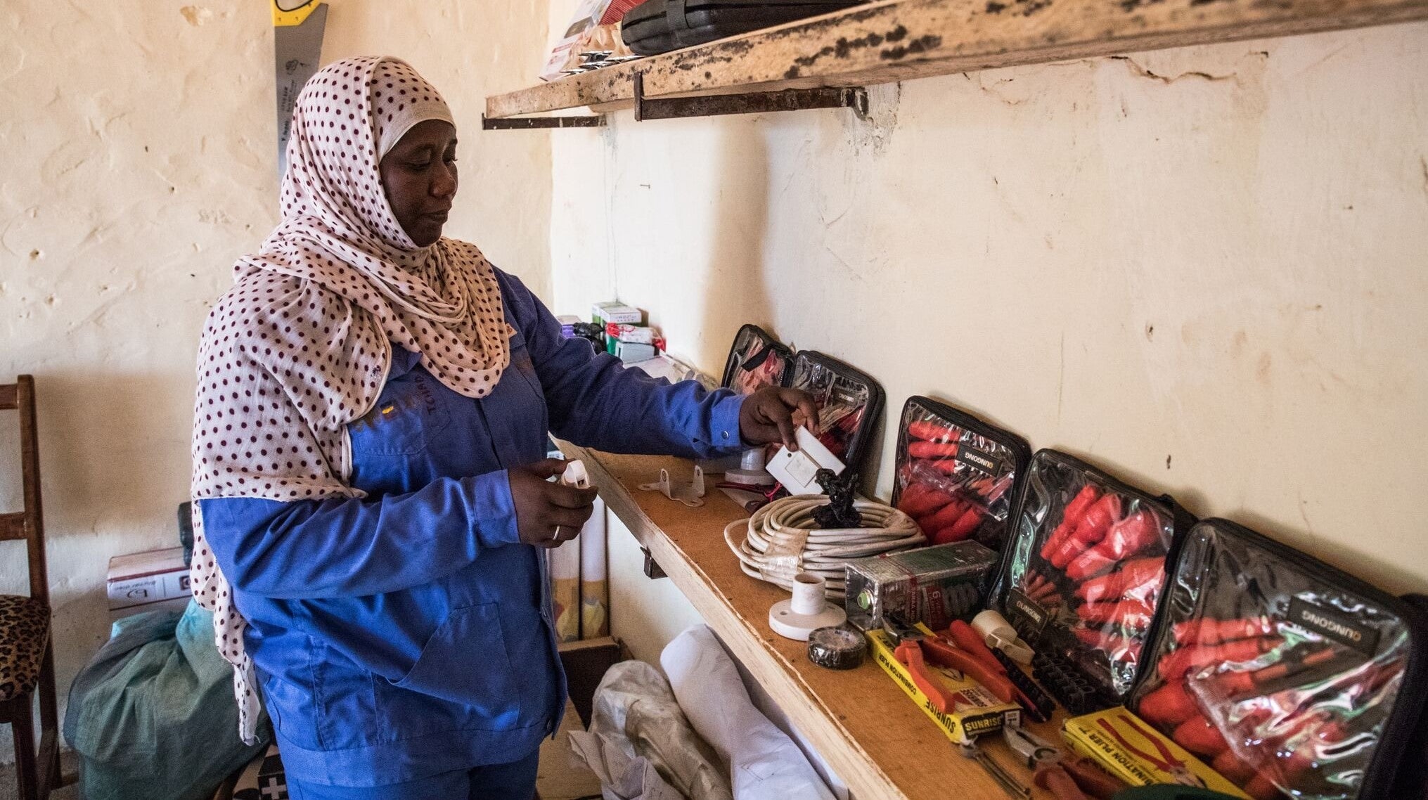 En las zonas pobres del Sahel de África, el Proyecto de Empoderamiento y Dividendo Demográfico de la Mujer en el Sahel (SWEDD) ya ha brindado capacitación profesional a casi 100,000 mujeres para que puedan realizar actividades generadoras de ingresos. Foto: © Vincent Tremeau / Banco Mundial En las zonas pobres del Sahel de África, el Proyecto de Empoderamiento y Dividendo Demográfico de la Mujer en el Sahel (SWEDD) ya ha brindado capacitación profesional a casi 100,000 mujeres para que puedan realizar actividades generadoras de ingresos. Foto: © Vincent Tremeau / Banco Mundial