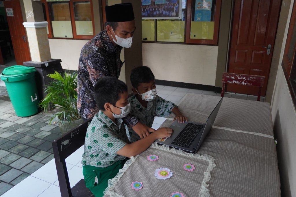 Students learn online with teacher
