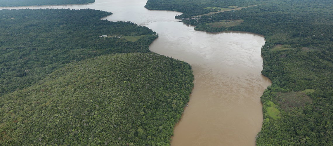 Vista aérea de un río que cruza la Amazonía colombiana Vista aérea de un río que cruza la Amazonía colombiana