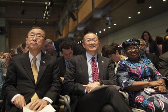 Ban Ki-moon Secrétaire Général de l’ONU, Jim Yong Kim Président du Groupe de la Banque mondiale et Ngozi Okonjo-Iweala Ministre des Finances de la République du Nigeria  au forum  Vers une Couverture de Santé Universelle à l’horizon 2030. © Simone D. McCourtie/World Bank
