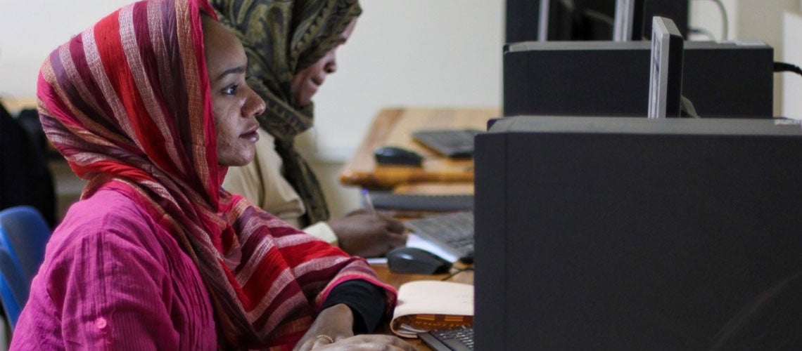 Women at Sudan University using computers. Photo: Sarah Farhat/ The World Bank