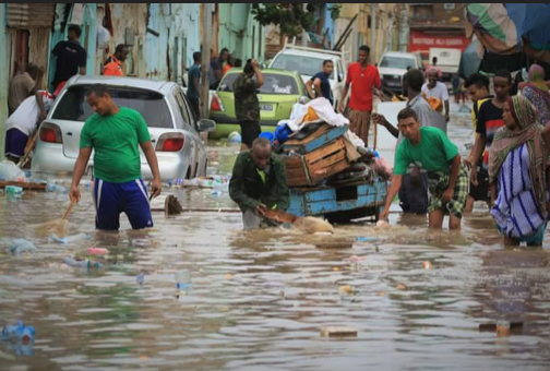 Habitants et véhicules sinistrés dans la banlieue de Balaballa (Djibouti) à la suite des inondations causées par le cyclone Sagar. (Photo : Karima Ben Bih/Banque mondiale) Habitants et véhicules sinistrés dans la banlieue de Balaballa (Djibouti) à la suite des inondations causées par le cyclone Sagar. (Photo : Karima Ben Bih/Banque mondiale)