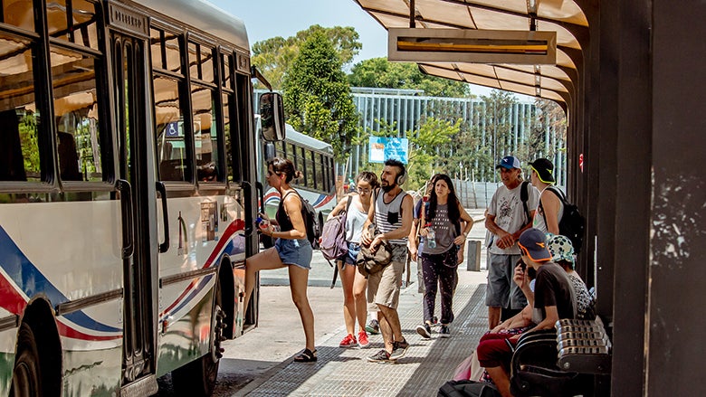foto de pasajeros subiendo a un bus (colectivo) en la ciudad de Buenos Aires