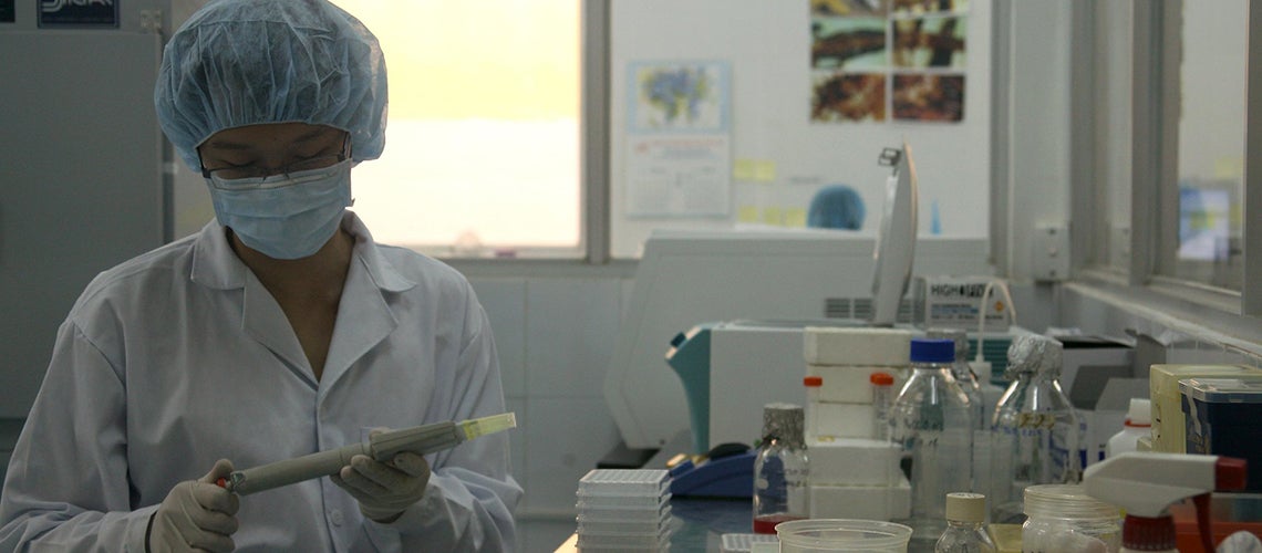 Técnico de laboratorio trabajando | Banco Mundial Técnico de laboratorio trabajando | Banco Mundial