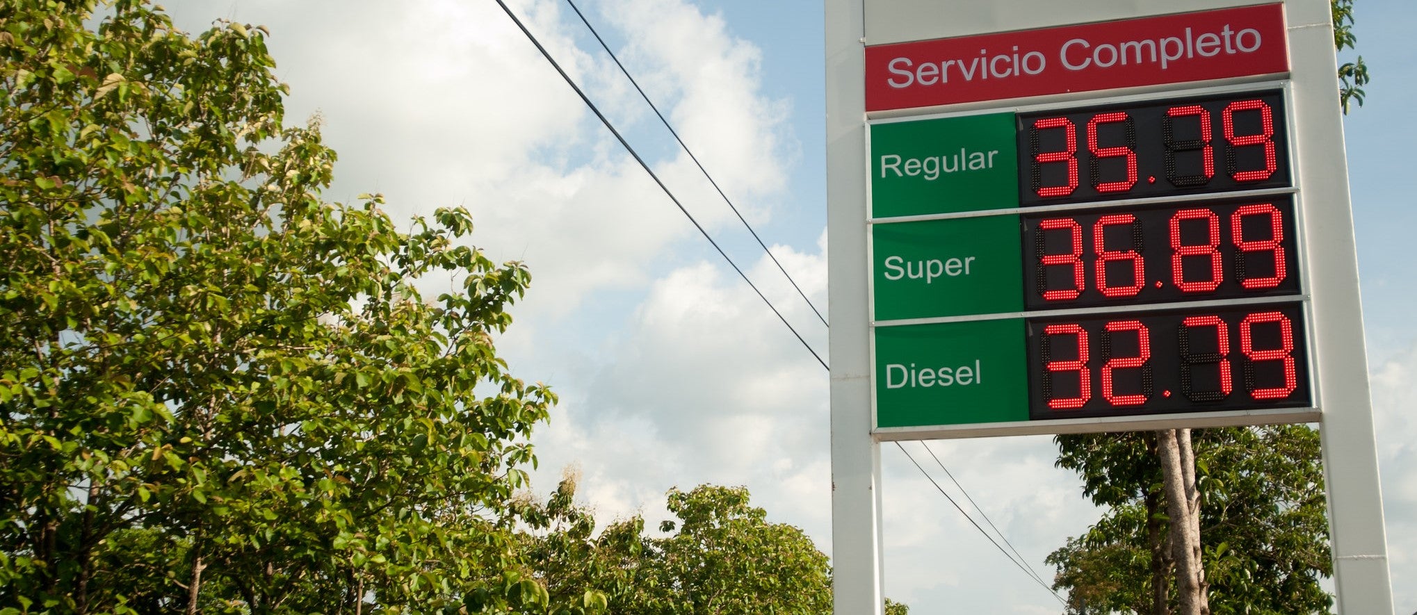 Un cartel con precios de gasolina en Guatemala. 