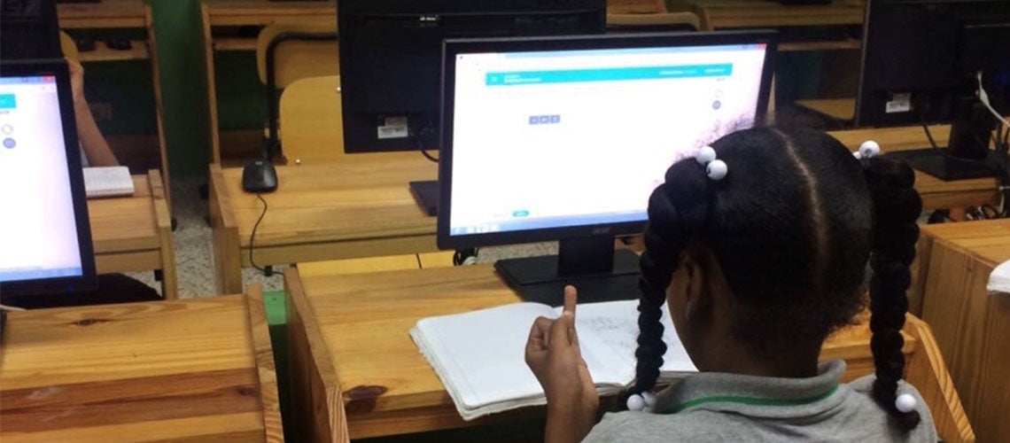 Una estudiante utiliza la plataforma adaptativa de matemáticas durante una de las sesiones de Prográmate en una escuela pública de Santo Domingo, República Dominicana