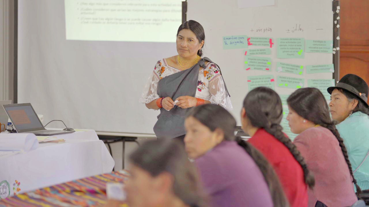 Mujeres del Comité Central de Mujeres, una organización indígena de mujeres eucatorianas reunidas. 