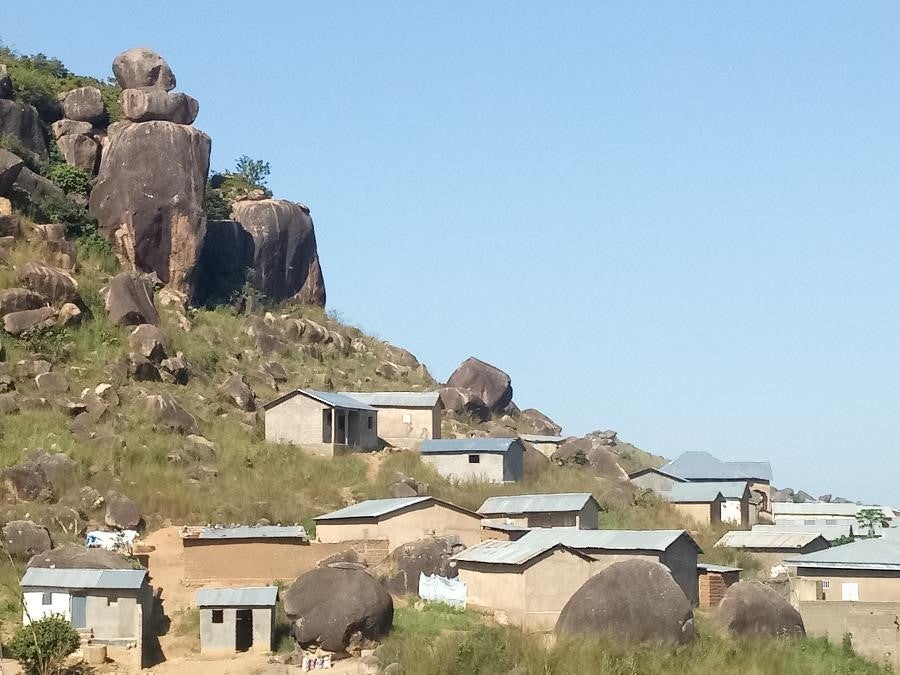 New housing construction at risk of rock falls in Ngaoundéré. Photo: Michel Tchotsoua