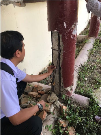 CSRRP project engineer observing structural damage to a column at Tadulako University, December 2019. Source: World Bank/Jian Vun