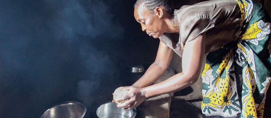 Esther Atieno prépare le dîner familial à Kisumu, au Kenya. Son poêle à bois (jiko kisasa) utilise moins de combustibles que son ancien poêle, est plus efficace, et lui donne le temps d'exercer une activité pour un revenu supplémentaire. Photo : Peter Kapuscinski / Banque mondiale Esther Atieno prépare le dîner familial à Kisumu, au Kenya. Son poêle à bois (jiko kisasa) utilise moins de combustibles que son ancien poêle, est plus efficace, et lui donne le temps d'exercer une activité pour un revenu supplémentaire. Photo : Peter Kapuscinski / Banque mondiale