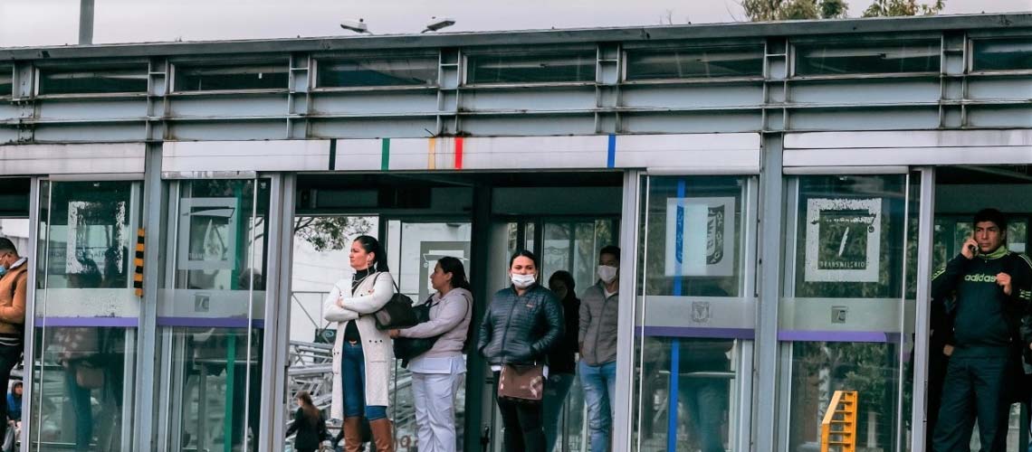 Pasajeros en la estación de autobuses TransMilenio en Bogotá. © Gabriel L. Guerrero / Shutterstock