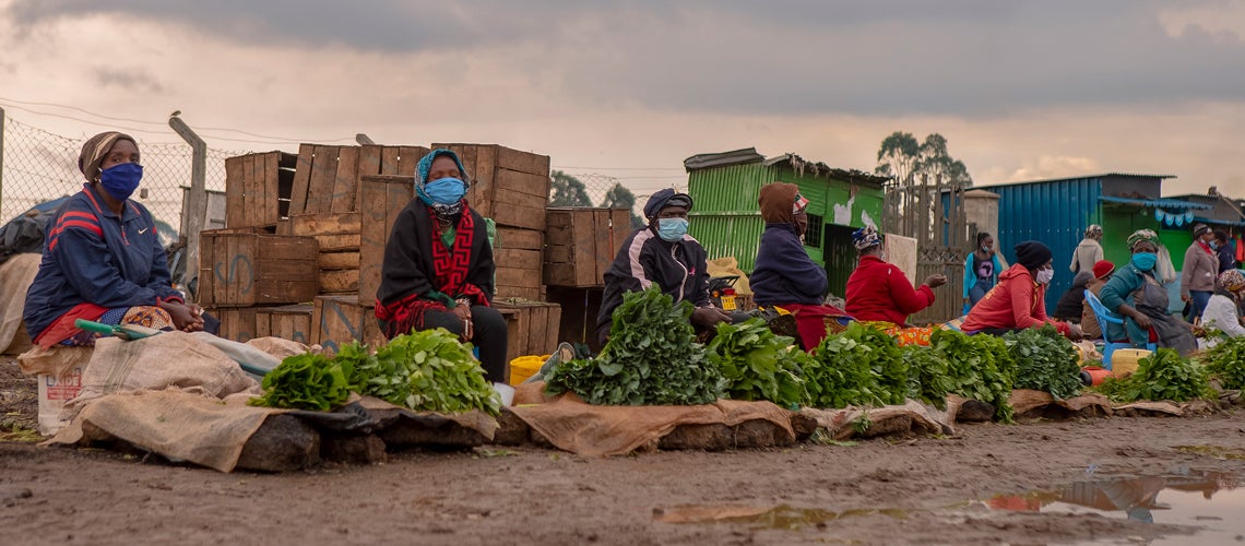 Distanciation sociale sur un marché au Kenya. © Sambrian Mbaabu/Banque mondiale Distanciation sociale sur un marché au Kenya. © Sambrian Mbaabu/Banque mondiale