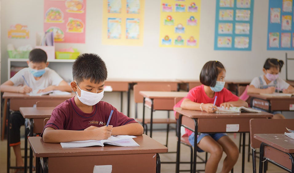 Niño sentado en su escritorio con su máscara. / Shutterstock Niño sentado en su escritorio con su máscara. / Shutterstock