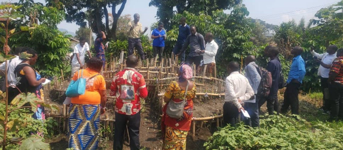 Farmer Field School Master Trainer Aster Bashige trains Heal Africa Project Officers in North Kivu @Photo Rose Vive Lobo/Fonds Social RDC Farmer Field School Master Trainer Aster Bashige trains Heal Africa Project Officers in North Kivu @Photo Rose Vive Lobo/Fonds Social RDC