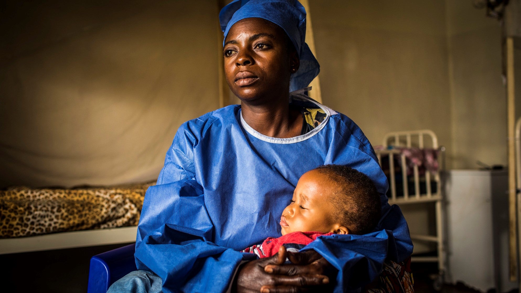 Portrait de Kasomo Kavira, soignante dans un centre de traitement Ebola géré par UNICEF en RDC. © Banque mondiale / Vincent Tremeau Portrait de Kasomo Kavira, soignante dans un centre de traitement Ebola géré par UNICEF en RDC. © Banque mondiale / Vincent Tremeau