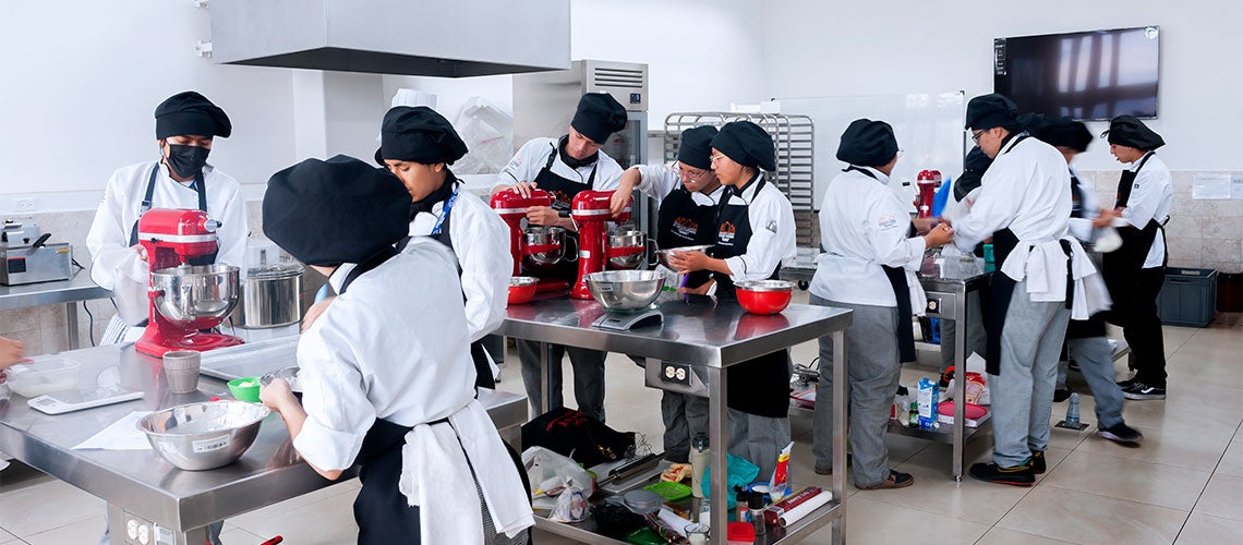Estudiantes de la carrera Arte Culinario Ecuatoriano del Instituto Te?cnico Superior ?YAVIRAC? durante una de sus clases. Foto: Paul Salazar / Banco Mundial Estudiantes de la carrera Arte Culinario Ecuatoriano del Instituto Te?cnico Superior ?YAVIRAC? durante una de sus clases. Foto: Paul Salazar / Banco Mundial