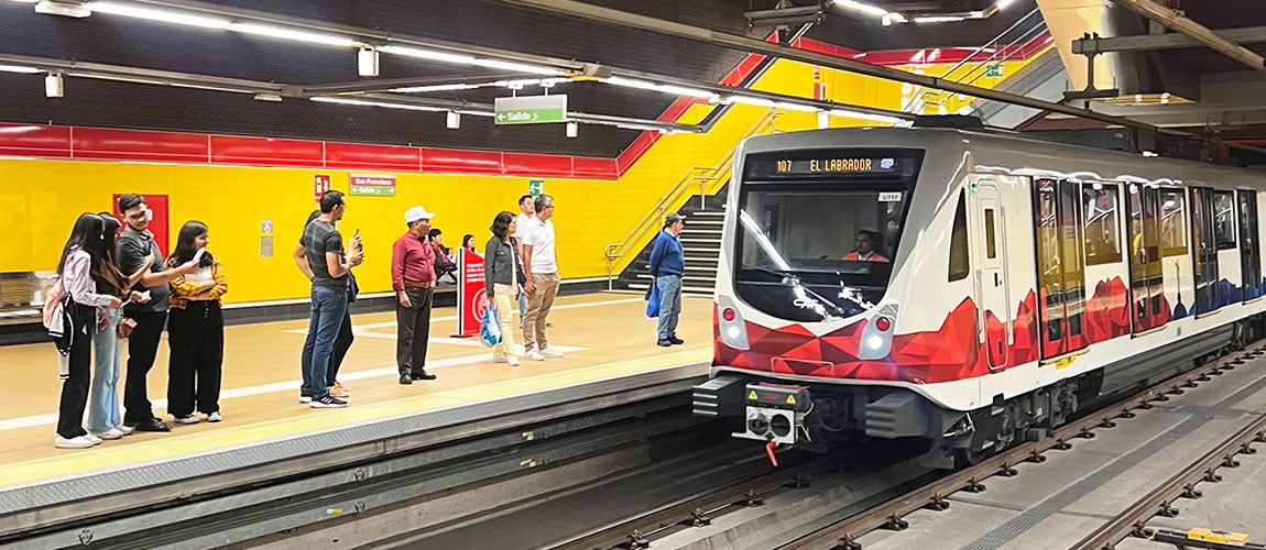 People waiting for the arrival of the Quito Metro during its start of operations. Photo: Marco Andrés Palacios / World Bank.