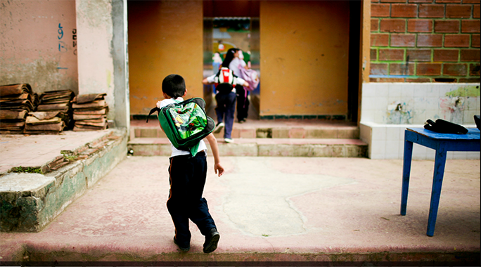Garoto em um pátio de escola Garoto em um pátio de escola