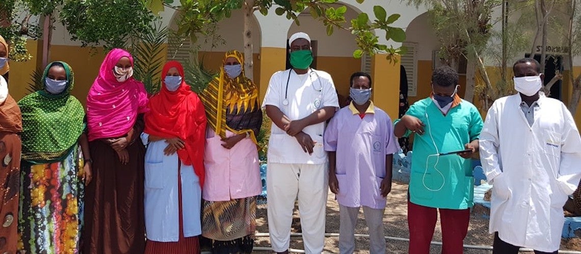Membres d?un groupe d?aide aux femmes et personnel médical devant le centre de santé d?Obok, à Djibouti. Membres d?un groupe d?aide aux femmes et personnel médical devant le centre de santé d?Obok, à Djibouti.