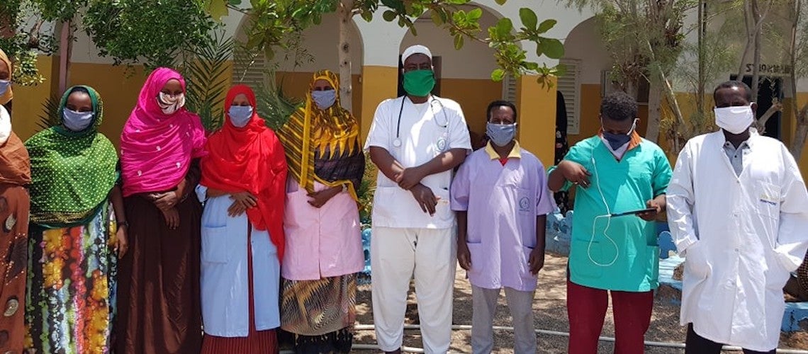 Membres d?un groupe d?aide aux femmes et personnel médical devant le centre de santé d?Obok, à Djibouti.