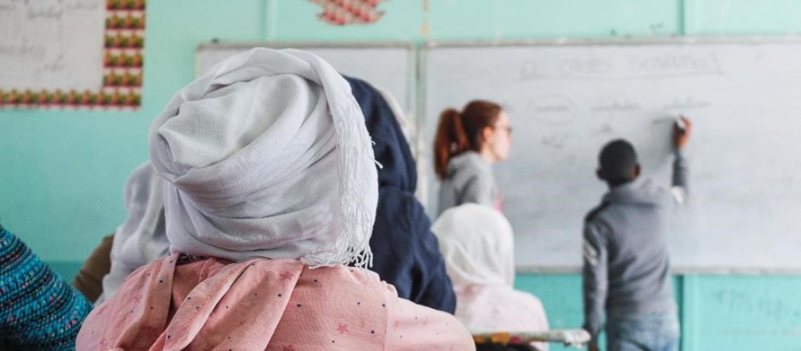 Fille à l'école dans un camp de réfugiés. Fille à l'école dans un camp de réfugiés.