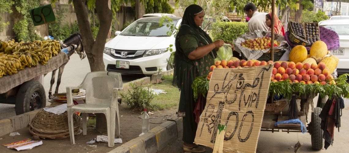 Une marchande de fruits et légumes au Pakistan - Photo : Flore de Preneuf/ Banque mondiale