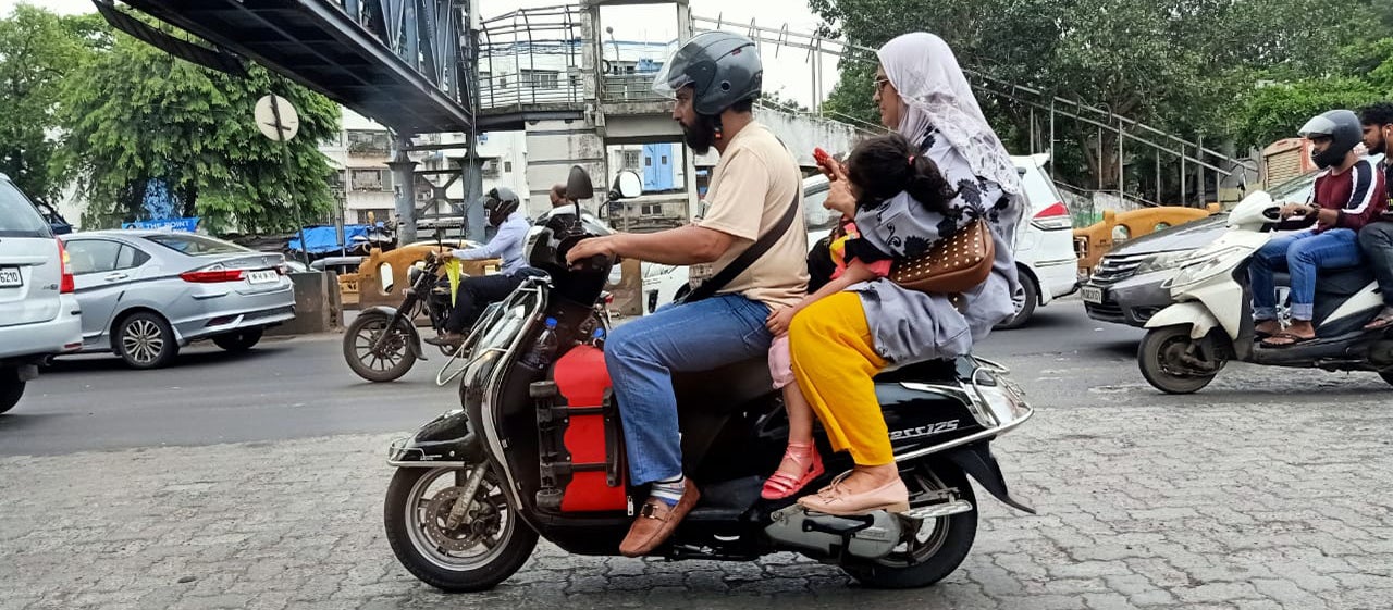 Une famille indienne sur un scooter. Photo : Nielsen (Inde) Private Limited Une famille indienne sur un scooter. Photo : Nielsen (Inde) Private Limited