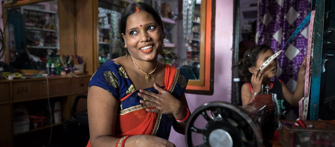Madhuri Jaiswal, propriétaire d'un salon de beauté à Varanasi, en Inde, a utilisé un prêt de microfinance de la Utkarsh Small Finance Bank pour développer son entreprise. Photo © Dominic Chavez/IFC Madhuri Jaiswal, propriétaire d'un salon de beauté à Varanasi, en Inde, a utilisé un prêt de microfinance de la Utkarsh Small Finance Bank pour développer son entreprise. Photo © Dominic Chavez/IFC