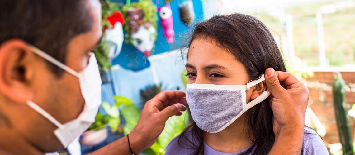 Carlos Huamán ayuda a su hija Michell Huamán a colocarse la mascarilla durante los tiempos de la pandemia por coronavirus en Lima, Perú. © Banco Mundial Carlos Huamán ayuda a su hija Michell Huamán a colocarse la mascarilla durante los tiempos de la pandemia por coronavirus en Lima, Perú. © Banco Mundial
