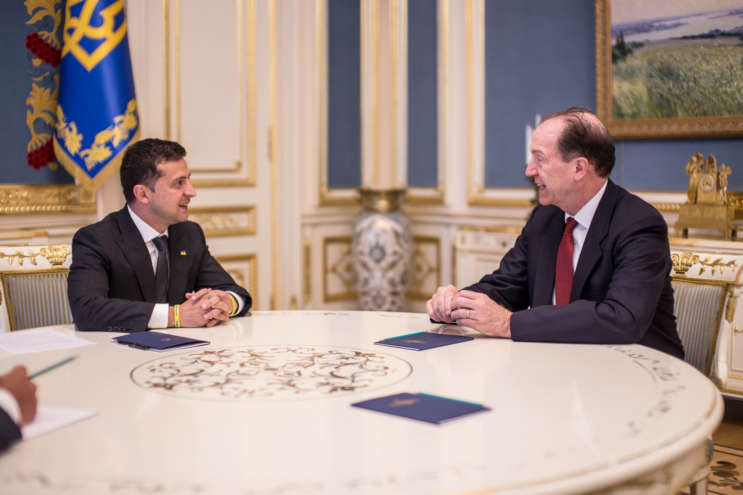 Le président ukrainien Volodymyr Zelenskyy (gauche) s'entretient avec le président du Groupe de la Banque mondiale, David Malpass en Ukraine. Photo : © Banque mondiale Le président ukrainien Volodymyr Zelenskyy (gauche) s'entretient avec le président du Groupe de la Banque mondiale, David Malpass en Ukraine. Photo : © Banque mondiale