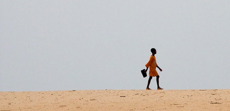 Une jeune fille se rend à l'école à pied. Une jeune fille se rend à l'école à pied.