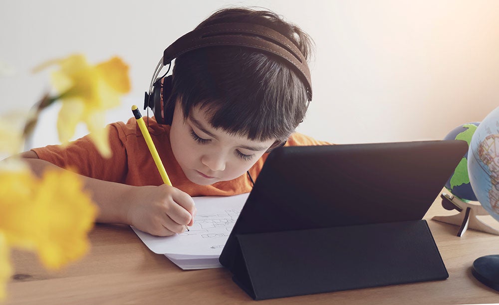 Un niño en sus clases virtuales. Un niño en sus clases virtuales.