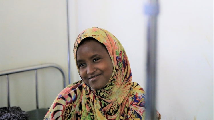 Una niña refugiada de 14 años, que tiene ocho meses de embarazo, recibe atención en un hospital en el campamento de refugiados Ifo 2, ubicado en Dadaab, Kenya. Fotografía: © Dominic Chavez/Banco Mundial.